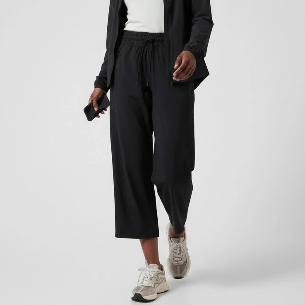 Athleta Avenue Wide Leg Crop Pant Black 657598-00 Womens 4 Smocked Waist Sporty